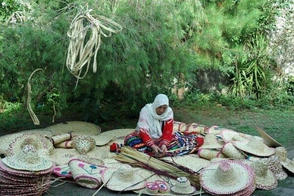 «فشتکه» روستایی بافته شده با تار و پود حصیر