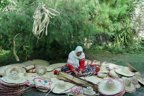 «فشتکه» روستایی بافته شده با تار و پود حصیر