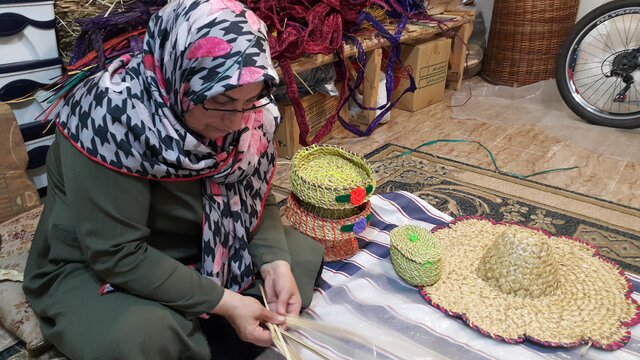 «فشتکه» روستایی بافته شده با تار و پود حصیر
