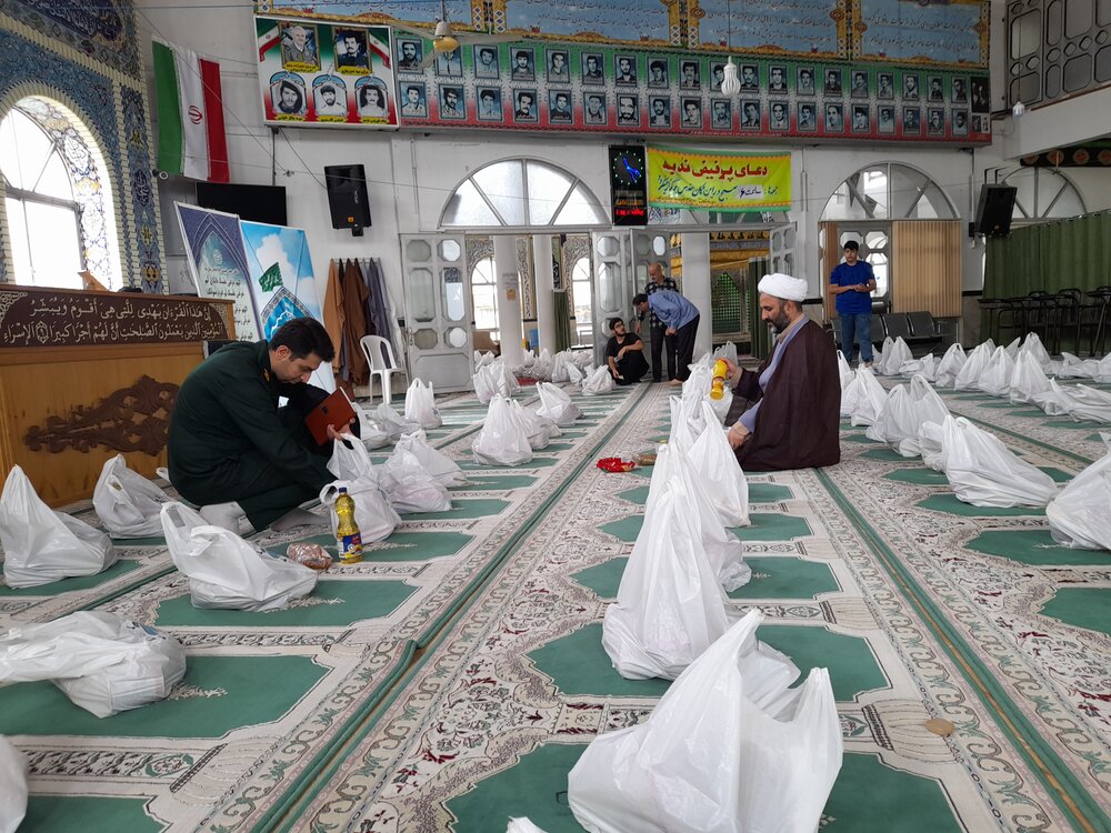 ۲۰۰ بسته معیشتی در بندرانزلی تهیه و بین نیازمندان توزیع شد