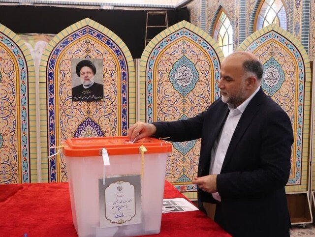 تاکنون بیش از ۷۰ هزار نفر در شهرستان رشت رای دادهاند تاکنون بیش از ۷۰ هزار نفر در شهرستان رشت رای دادهاند