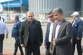 تخلیه محموله گندم در مجتمع بندر انزلی در راستای پدافند غیر عامل