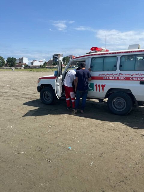 نجات ۳ غریق در سواحل بندرانزلی