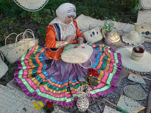 خستگی بر دستان هنرمندان صنایع دستی بندرانزلی می‌ماند