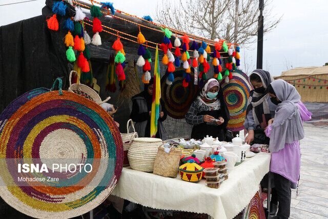 خستگی بر دستان هنرمندان صنایع دستی بندرانزلی می‌ماند