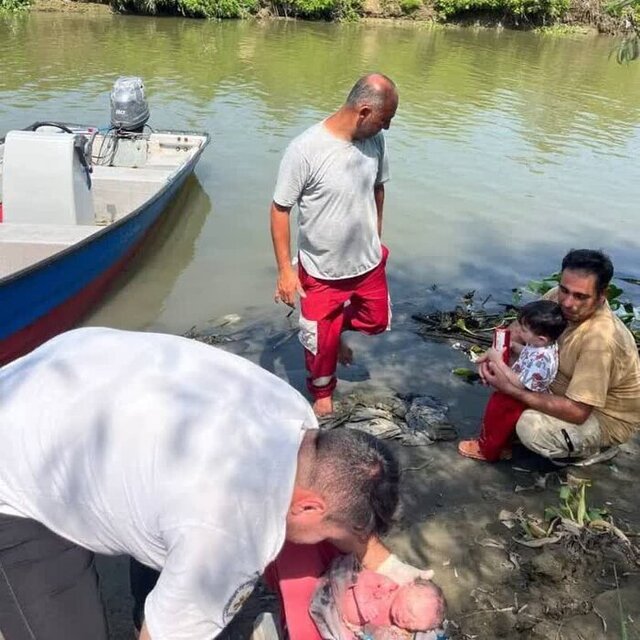 عکس آرشیوی احیاء موفق نوزاد دچار غرق شدگی در بیمارستان ایرانمهر سراوان