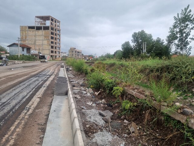 آسفالت کنارگذر جدید رشت در حریم کانال ژ۵ آغاز شد