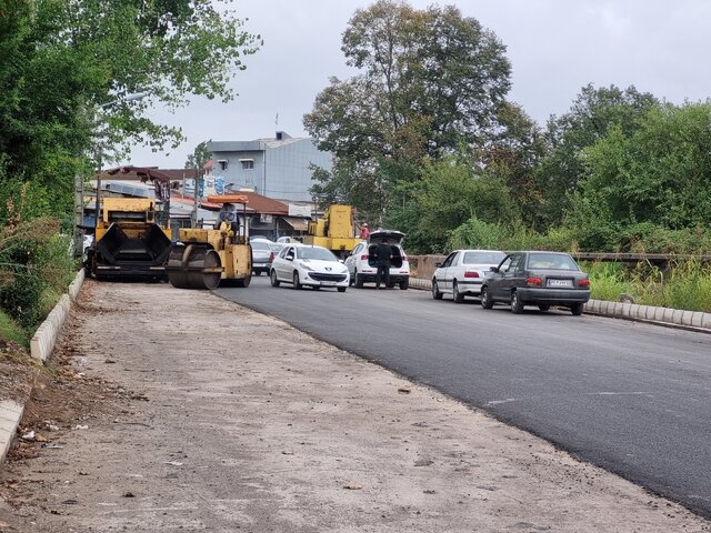 آسفالت کنارگذر جدید رشت در حریم کانال ژ۵ آغاز شد