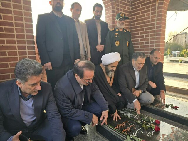 مدیون خون شهدا و امانتدار میراث آنان هستیم مدیون خون شهدا و امانتدار میراث آنان هستیم