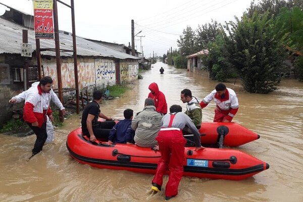 بالا آمدن آب رودخانه ها و آبگرفتگی منازل در رشت / آمادگی مدارس و مساجد برای اسکان سیل‌زده‌ها