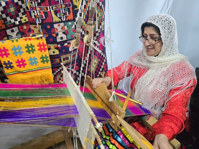 مرکز تجارت آنلاین چادرشب بافی راه اندازی شود/ نیازمند پایانه گل و گیاه هستیم