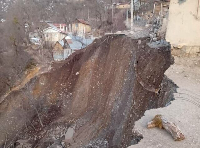 رانش زمین در تالش راه دسترسی یک روستا را نابود کرد رانش زمین در تالش راه دسترسی یک روستا را نابود کرد