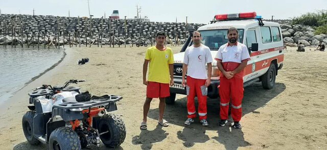 حضور نیروهای هلال احمر بندرانزلی در نقاط خطرآفرین ساحلی بندرانزلی