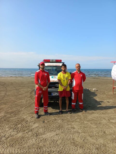 حضور نیروهای هلال احمر بندرانزلی در نقاط خطرآفرین ساحلی بندرانزلی