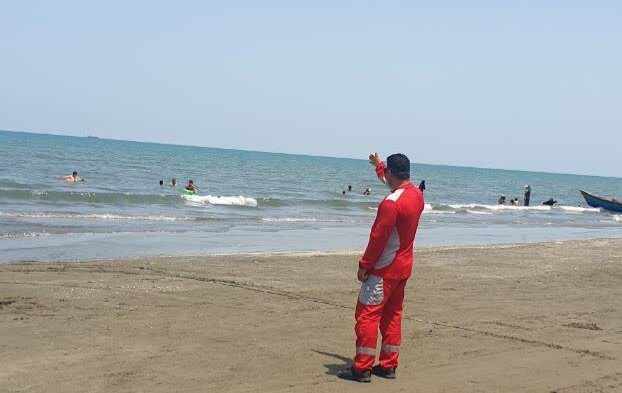 حضور نیروهای هلال احمر بندرانزلی در نقاط خطرآفرین ساحلی بندرانزلی حضور نیروهای هلال احمر بندرانزلی در نقاط خطرآفرین ساحلی بندرانزلی