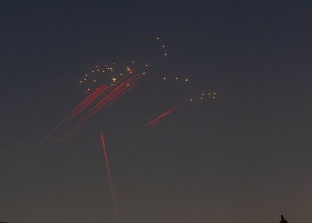 تصویر تزئینی است انهدام ریزپرندههای مهاجم در آسمان انزلی