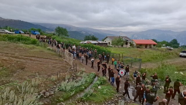 وحدت شیعه و سنی اهالی روستای <<داش‌دیبی طول>> گیلان در عزای حسینی
