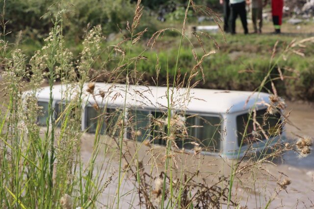 سقوط مینیبوس و ساینا به کانال آب شهر صنعتی لاکان