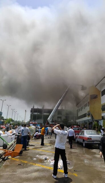 فرماندار بندرانزلی: تلاش برای جلوگیری از سرایت آتش به ساختمانهای همجوار ادامه دارد