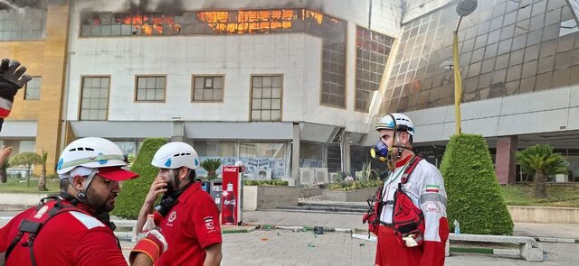 اعزام آتشنشانان شهرهای مجاور برای مهار آتشسوزی منطقه آزاد انزلی اعزام آتشنشانان شهرهای مجاور برای مهار آتشسوزی منطقه آزاد انزلی