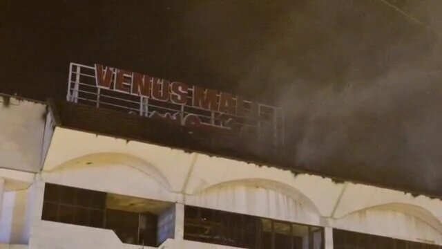 حریق ونوس مهار شد/ آتشنشانان همچنان پای کار حریق ونوس مهار شد/ آتشنشانان همچنان پای کار