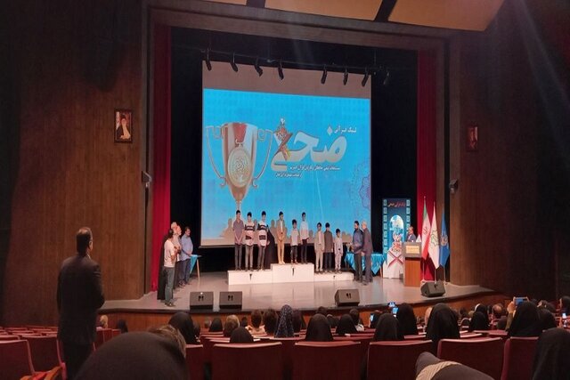 اهدای مدال و جام قهرمانی به تیمهای برتر در آیین اختتامیه جام قرآنی ضحی اهدای مدال و جام قهرمانی به تیمهای برتر در آیین اختتامیه جام قرآنی ضحی