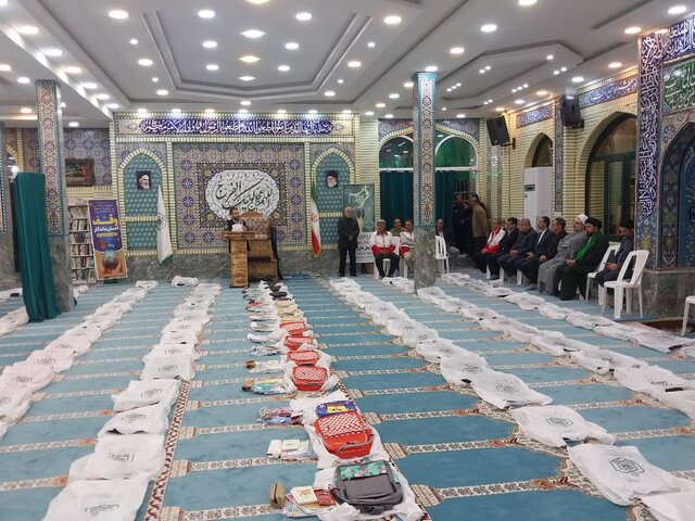 توزیع لوازمالتحریر بین نیازمندان بندرانزلی در طرح قرار دوازدهم