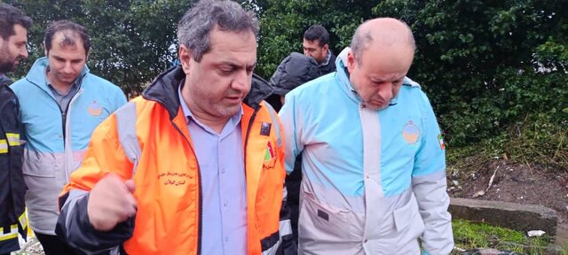 آب گرفتگی ۳۵ واحد مسکونی در بندرانزلی/ اکیپهای امدادی در حال تخلیه آب منازل هستند