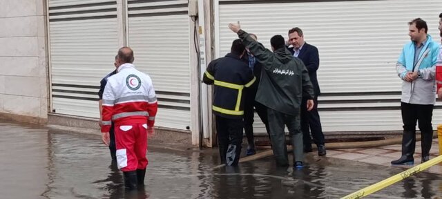 آب گرفتگی ۳۵ واحد مسکونی در بندرانزلی/ اکیپهای امدادی در حال تخلیه آب منازل هستند