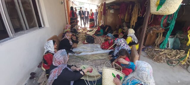 نقش دستان توانمند زنان روستایی بر تار و پود اقتصاد/ صادرات چمدانی از فشتکه تا آلمان