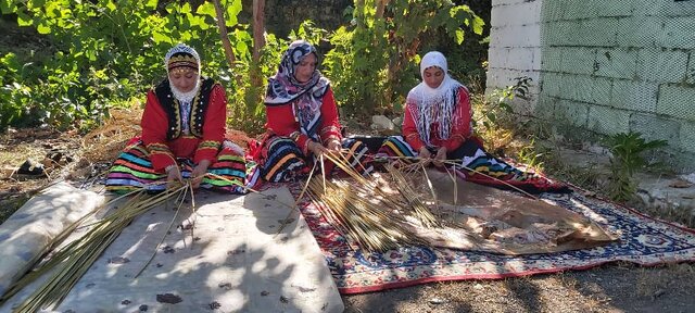 نقش دستان توانمند زنان روستایی بر تار و پود اقتصاد/ صادرات چمدانی از فشتکه تا آلمان
