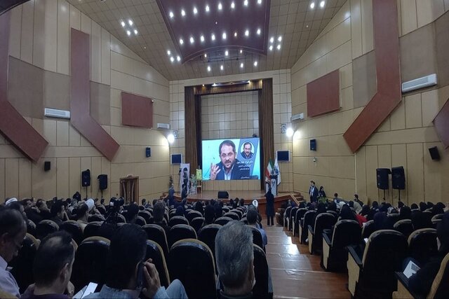 اساتید و دانشجویان سفیران زبان فارسی باشند