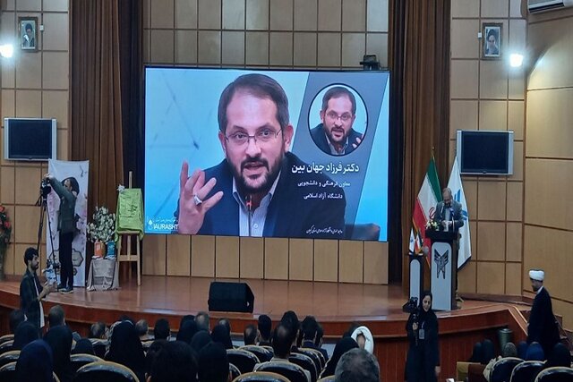 اساتید و دانشجویان سفیران زبان فارسی باشند