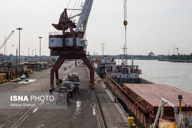 صادرات ۳۰۰ هزار تنی از مجتمع بندری انزلی