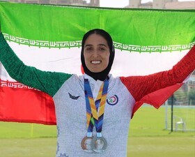 دختری که با تمرین در زمین چمن روستای آبکنار جهانی شد
