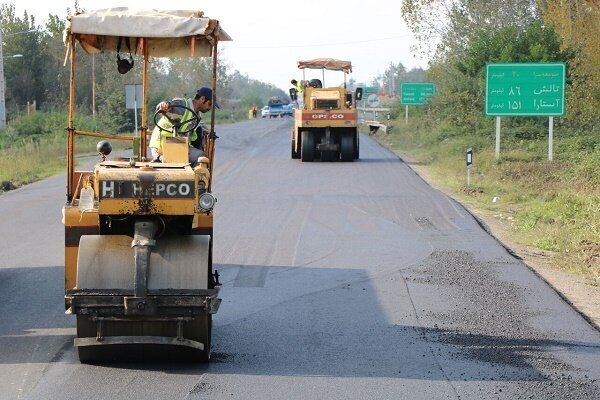 روکش و لکه گیری آسفالت ۲۲۹ کیلومتر از راه های گیلان