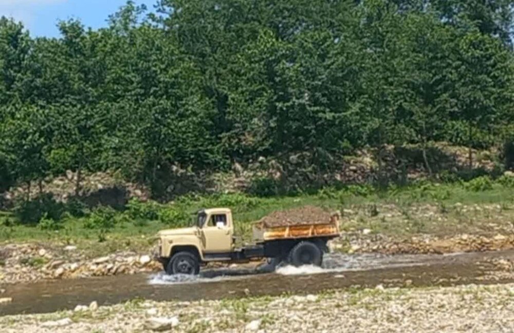 توقیف خودروهای متخلف برداشت غیرمجاز شن و ماسه از بستر رودخانه در فومن