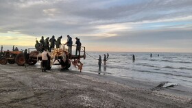 اینجا پدران برای آرزوهای فرزندان خود دل به دریا می‌زنند