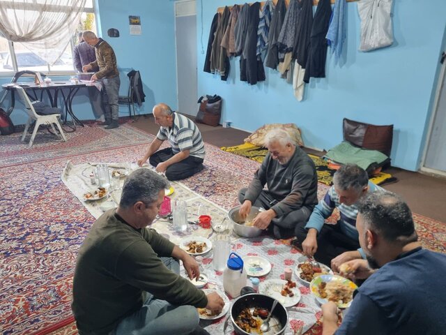 اینجا پدران برای آرزوهای فرزندان خود دل به دریا میزنند