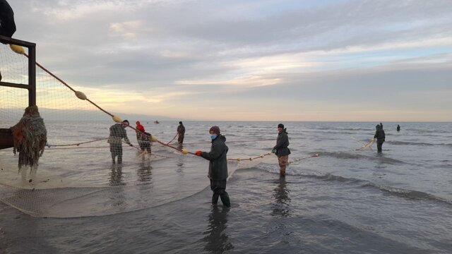 اینجا پدران برای آرزوهای فرزندان خود دل به دریا می‌زنند