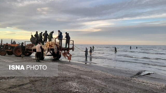 اینجا پدران برای آرزوهای فرزندان خود دل به دریا می‌زنند