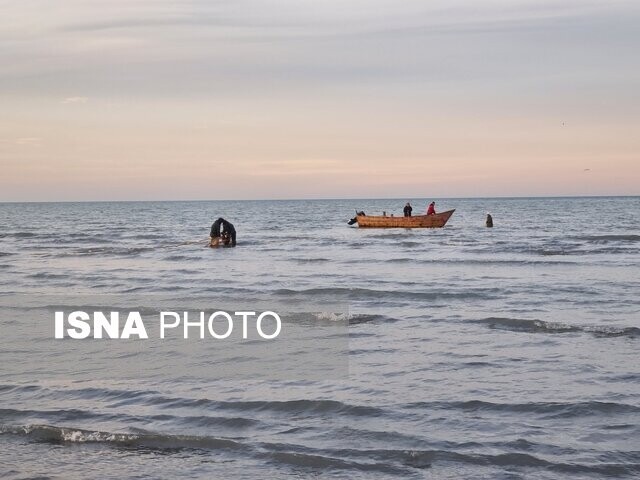 اینجا پدران برای آرزوهای فرزندان خود دل به دریا میزنند