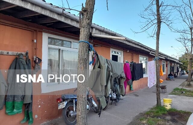 اینجا پدران برای آرزوهای فرزندان خود دل به دریا میزنند