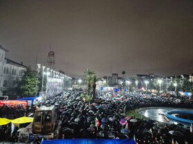 سرما و باران گیلان هم از داغ سوگواران رهبر شهید کم نکرد + فیلم