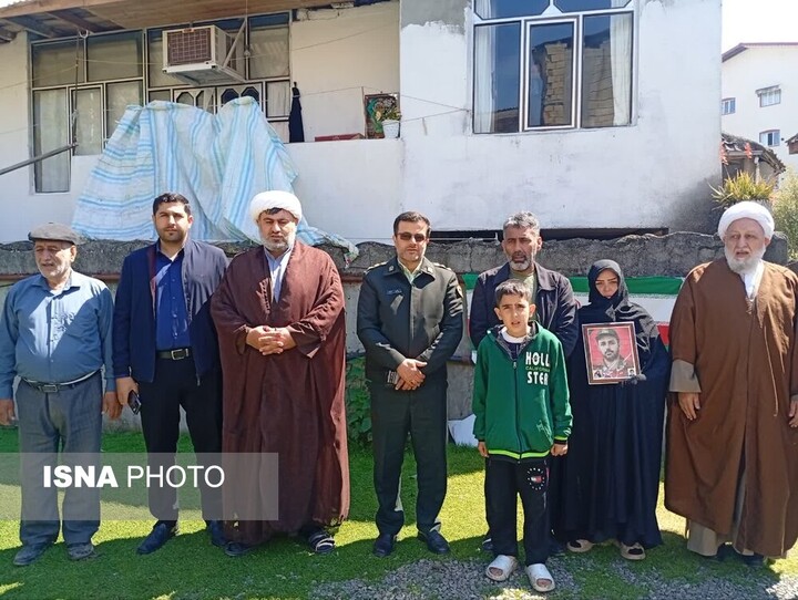 دیدار امام جمعه و فرمانده انتظامی آستارا با خانواده شهید «کمیل نگاهی»