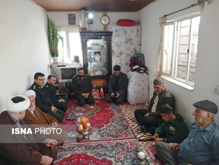 دیدار امام جمعه و فرمانده انتظامی آستارا با خانواده شهید «کمیل نگاهی»