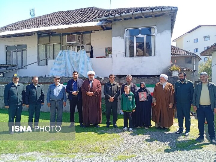 دیدار امام جمعه و فرمانده انتظامی آستارا با خانواده شهید «کمیل نگاهی»