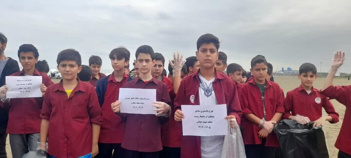 دانش‌آموزان بندرانزلی پای کار پاکسازی ساحل و جمع‌آوری زباله آمدند