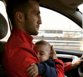 خطر در آغوش داشتن کودک حین رانندگی