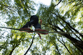 تمرین ورزشکاران علاقمند به ورزش «اسلک لاین» در جنگلهای گرگان